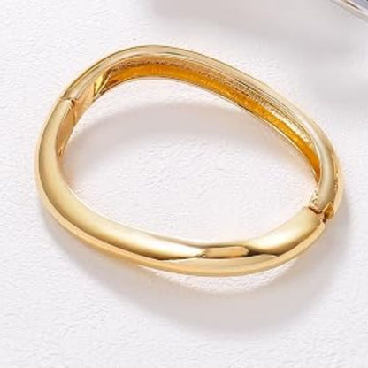 Thora – Elegant og minimalistisk armring i gullfinish