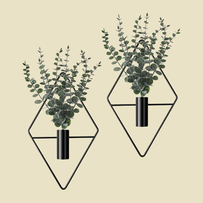 Maya – Vegghengt geometrisk vase med kunstig eukalyptus